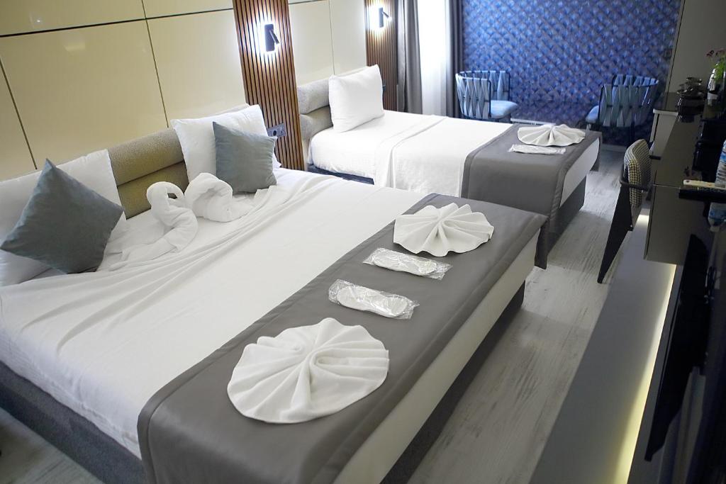 Deluxe Triple Room image 1