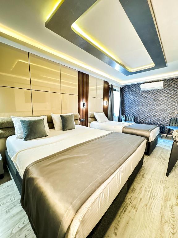 Deluxe Triple Room image 2