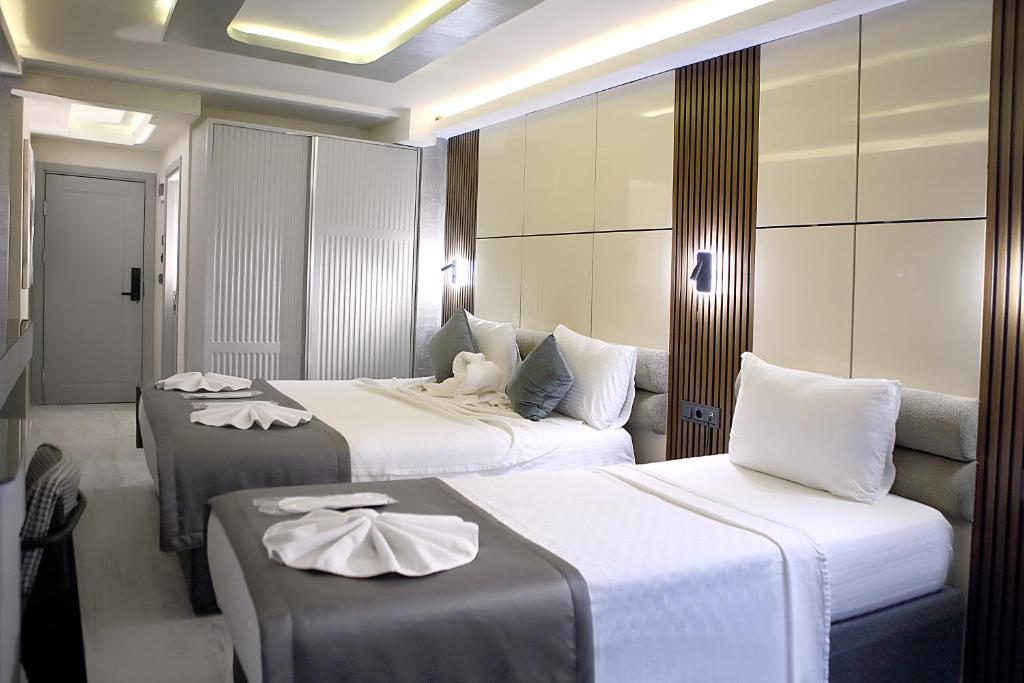 Deluxe Triple Room image 3